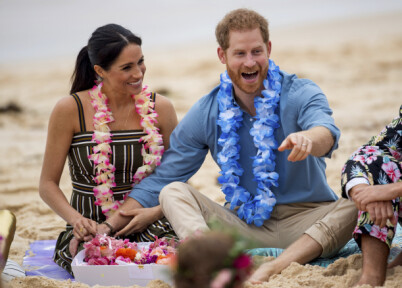 FORELSKET: Hertuginne Meghan og prins Harry blir ofte observert mens de holder hender. Her er de avbildet sammen på Bondi Beach i Sydney, Australia i fjor. Foto: NTB Scanpix FORELSKET: Hertuginne Meghan og prins Harry blir ofte observert mens de holder hender. Her er de avbildet sammen på Bondi Beach i Sydney, Australia i fjor. Foto: NTB Scanpix